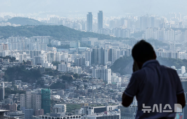 [서울=뉴시스] 김근수 기자 = 20일 서울 중구 남산에서 서울 시내 아파트와 주택 단지가 보이고 있다.  한국은행이 '소비자동향조사 결과'에 따르면 8월 주택가격전망지수는 118로 전월보다 3포인트(p) 상승했다. 이는 지난 2021년 10월(125) 이후 최고치다. 주택가격전망지수는 현재와 비교한 1년 후 전망을 반영한다. 이 지수가 100을 상회하면 집값 상승을 예상하는 소비자 비중이 크다는 의미다. 2024.08.20. ks@newsis.com