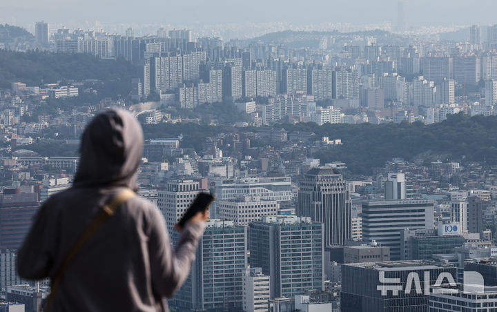 [서울=뉴시스] 김근수 기자 = 지난달 20일 서울 중구 남산에서 서울 시내 아파트와 주택 단지가 보이고 있다. 2024.08.20. ks@newsis.com