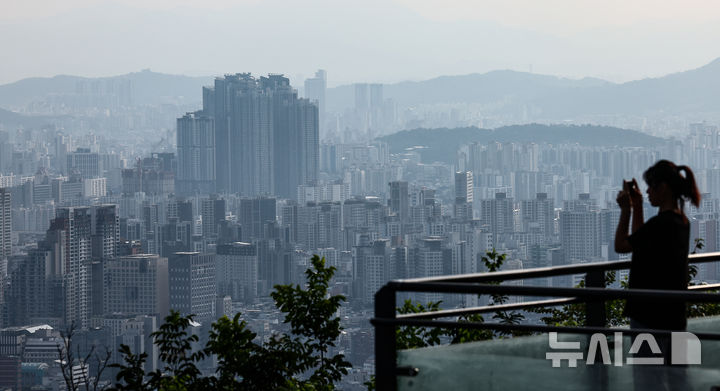 [서울=뉴시스] 김근수 기자 = 20일 서울 중구 남산에서 서울 시내 아파트와 주택 단지가 보이고 있다.    한국은행이 '소비자동향조사 결과'에 따르면 8월 주택가격전망지수는 118로 전월보다 3포인트(p) 상승했다. 이는 지난 2021년 10월(125) 이후 최고치다. 주택가격전망지수는 현재와 비교한 1년 후 전망을 반영한다. 이 지수가 100을 상회하면 집값 상승을 예상하는 소비자 비중이 크다는 의미다. 2024.08.20. ks@newsis.com