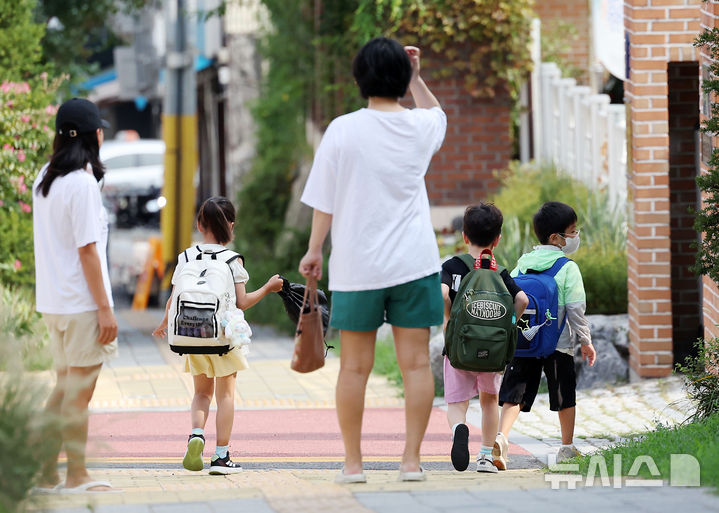 [서울=뉴시스] 김명년 기자 = 지난달 20일 서울 시내 한 초등학교에서 아이들이 등교하고 있다. 2024.09.26. kmn@newsis.com