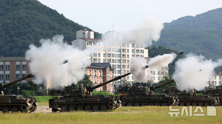 [철원=뉴시스] 홍효식 기자 = 20일 강원도 철원군 문혜리 사격장에서 열린 한미연합훈련 '을지 자유의 방패'(UFS) 연계 포탄 사격 훈련에서 육군 제7포병여단 K9A1 자주포가 사격을 하고 있다. 2024.08.20. yesphoto@newsis.com