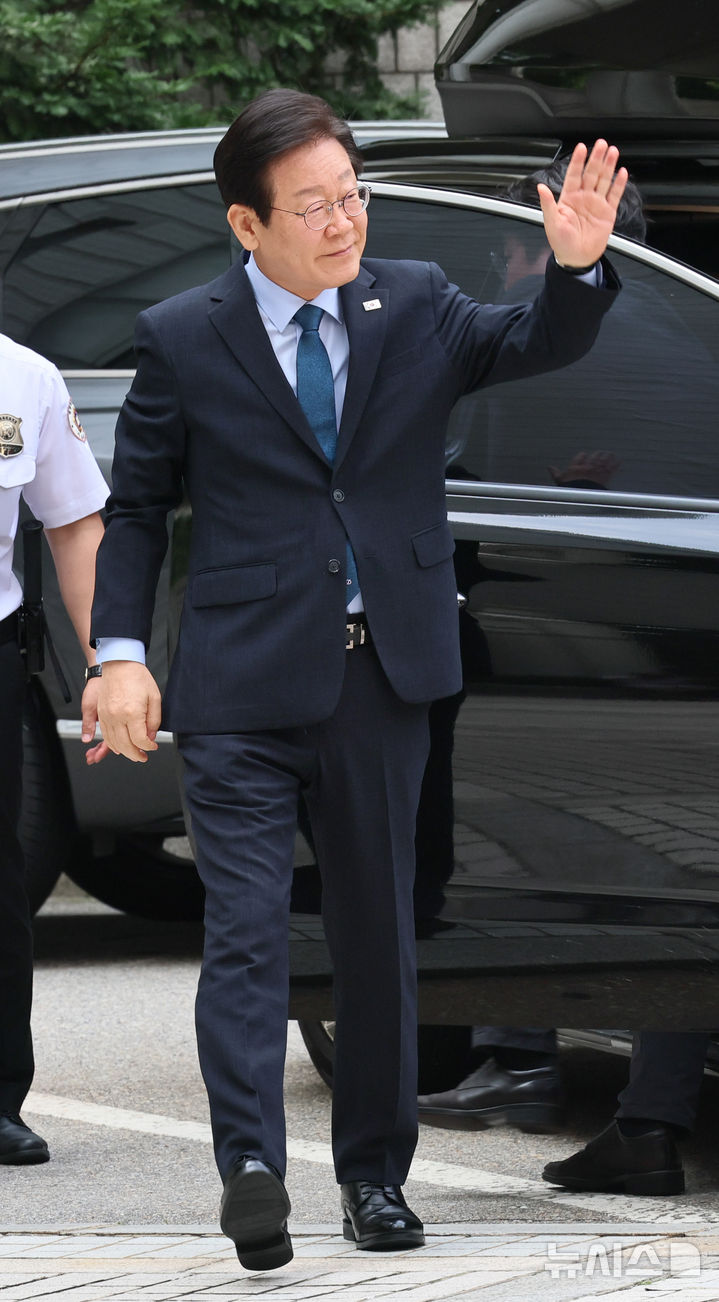 [서울=뉴시스] 김금보 기자 = 이재명 더불어민주당 대표가 20일 오전 서울 서초구 서울중앙지방법원에서 열린 '대장동 배임 및 성남FC 뇌물 의혹' 42차 공판에 출석하며 지지자들에게 인사를 하고 있다. 2024.08.20. kgb@newsis.com