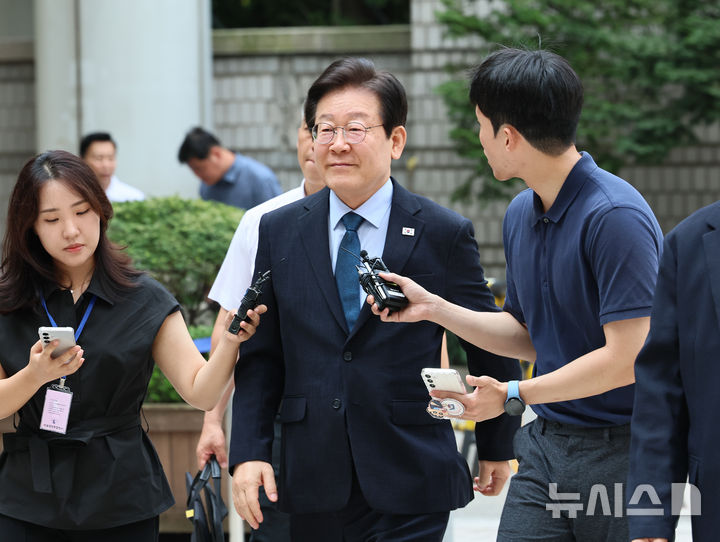 [서울=뉴시스] 김금보 기자 = 이재명 더불어민주당 대표가 20일 오전 서울 서초구 서울중앙지방법원에서 열린 '대장동 배임 및 성남FC 뇌물 의혹' 42차 공판에 출석하며 취재진의 질문을 듣고 있다. 2024.08.20. kgb@newsis.com
