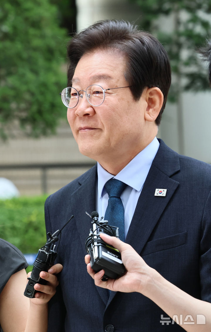 [서울=뉴시스] 김금보 기자 = 이재명 더불어민주당 대표가 20일 오전 서울 서초구 서울중앙지방법원에서 열린 '대장동 배임 및 성남FC 뇌물 의혹' 42차 공판에 출석하며 취재진의 질문을 듣고 있다. 2024.08.20. kgb@newsis.com
