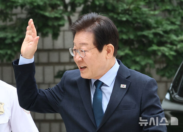 [서울=뉴시스] 김금보 기자 = 이재명 더불어민주당 대표가 20일 오전 서울 서초구 서울중앙지방법원에서 열린 '대장동 배임 및 성남FC 뇌물 의혹' 42차 공판에 출석하며 지지자들에게 인사를 하고 있다. 2024.08.20. kgb@newsis.com