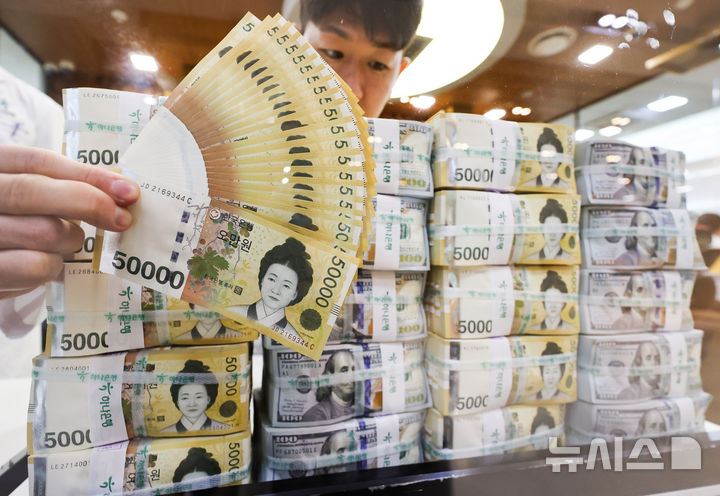[서울=뉴시스] 김근수 기자 = 20일 서울 중구 하나은행 위변조대응센터에서 직원이 원화를 들어 보이고 있다. 미국 경제가 침체를 피할 것으로 보인다는 관측이 힘을 얻는 가운데, 19일(현지시간) 달러 가치가 지난 1월 이후 7개월여 만에 가장 낮은 수준으로 떨어졌다. 2024.08.20. ks@newsis.com
