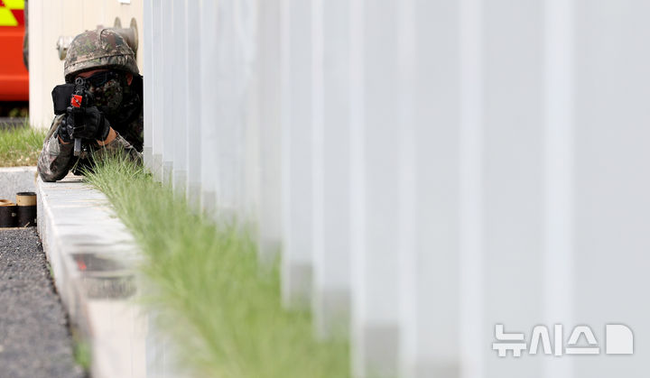 [서울=뉴시스] 추상철 기자 = 20일 오전 서울 강북구 우이신설 도시철도 차량기지에서 열린 '을지연습 테러 대응 훈련'에서 작전병력이 경계를 하고 있다. 강북구청을 비롯해 56보병사단 용마여단, 강북경찰서, 강북소방서, 우이신설 도시철도 등이 합동으로 다영역 작전을 기반으로 한 회색지대 위협 대응 훈련을 실시했다. 2024.08.20. scchoo@newsis.com