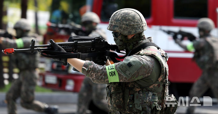 [서울=뉴시스] 추상철 기자 = 20일 오전 서울 강북구 우이신설 도시철도 차량기지에서 열린 '을지연습 테러 대응 훈련'에서 작전병력이 테러진압을 위해 이동하고 있다. 강북구청을 비롯해 56보병사단 용마여단, 강북경찰서, 강북소방서, 우이신설 도시철도 등이 합동으로 다영역 작전을 기반으로 한 회색지대 위협 대응 훈련을 실시했다. 2024.08.20. scchoo@newsis.com