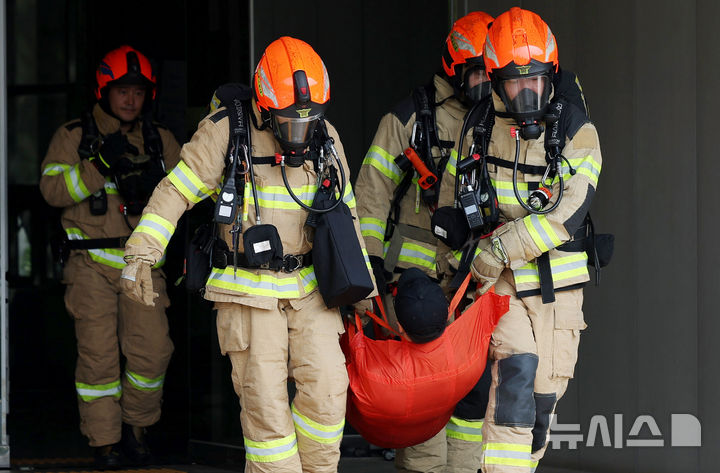 [서울=뉴시스] 추상철 기자 = 20일 오전 서울 강북구 우이신설 도시철도 차량기지에서 열린 '을지연습 테러 대응 훈련'에서 소방대원이 인명구조를 하고 있다. 강북구청을 비롯해 56보병사단 용마여단, 강북경찰서, 강북소방서, 우이신설 도시철도 등이 합동으로 다영역 작전을 기반으로 한 회색지대 위협 대응 훈련을 실시했다. 2024.08.20. scchoo@newsis.com