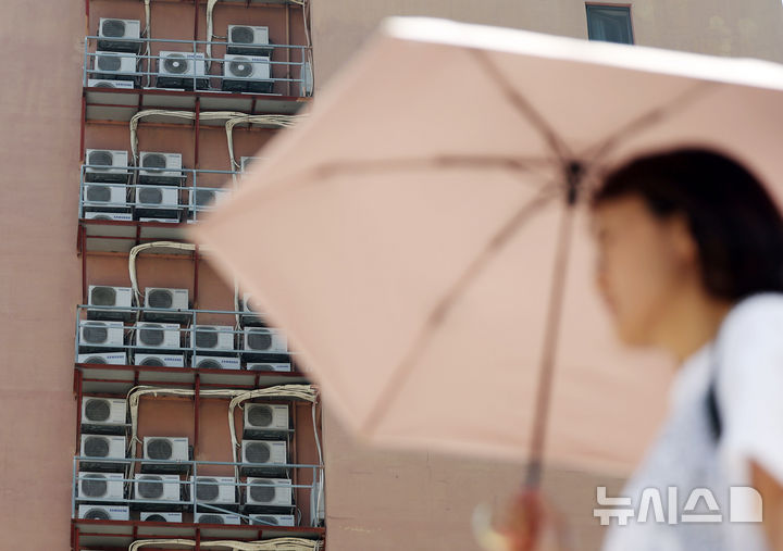 [서울=뉴시스] 김명년 기자 = 태풍 종다리의 영향으로 지난 19일 경신된 역대 최대 전력수요(95.6GW)가 하루 만에 재경신될 전망이다. 연일 전력 피크 기록이 바뀌는 배경에는 폭염·열대야가 지속 중인 가운데 태풍까지 북상하며 전력 사용량이 치솟은게 자리한다. 20일 오전 서울시내 한 건물에 에어콘 실외기가 작동하고 있다. 2024.08.20. kmn@newsis.com