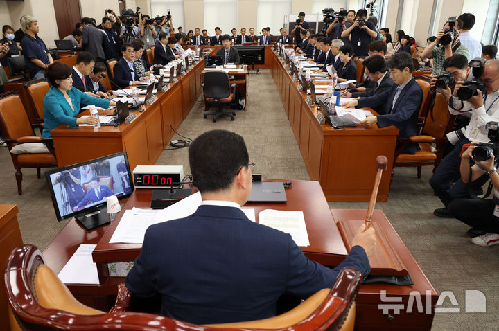 [서울=뉴시스] 조성우 기자 = 20일 오전 서울 여의도 국회에서 열린 행정안전위원회의 마약수사 외압 의혹 관련 청문회에서 신정훈 위원장이 개의 선언을 하며 의사봉을 두드리고 있다. 2024.08.20. xconfind@newsis.com