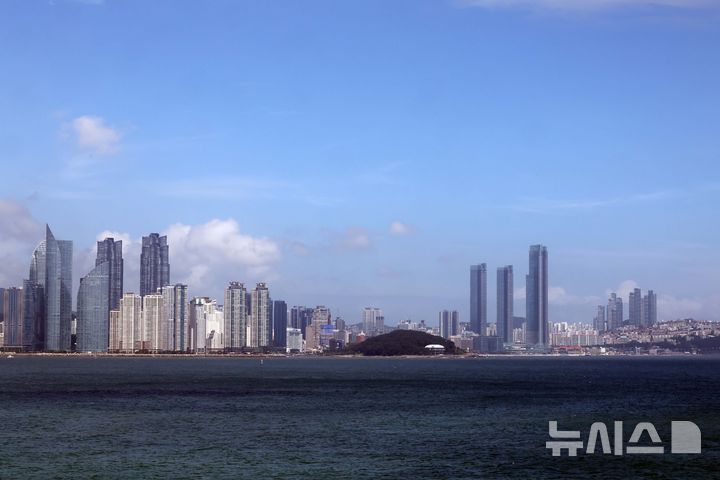 [부산=뉴시스] 하경민 기자 = 제9호 태풍 '종다리'가 북상 중인 20일 부산 수영만 일대에 파란 하늘이 드러나고 있다. 2024.08.20. yulnetphoto@newsis.com