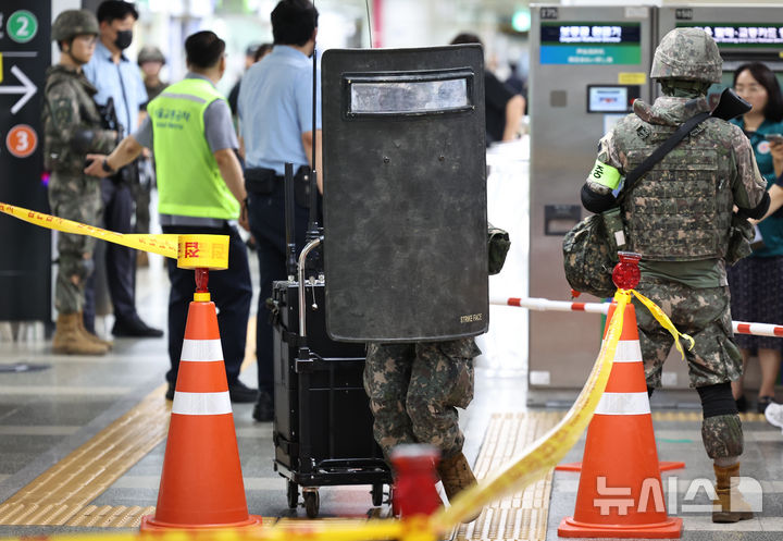 [서울=뉴시스] 김금보 기자 = 20일 서울 서초구 교대역 대합실에서 '2024 을지연습 서울교통공사 실제훈련' 일환으로 열린 대테러 실제 훈련에서 군인이 폭발물에 접근하고 있다.훈련에는 210여단 4대대, 35특임대대, EHCT, CRRT 병력이 참가했다. 2024.08.20. kgb@newsis.com