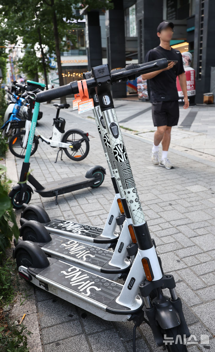 전동 킥보드 1대에 함께 탄 중학생 3명, 택시 충돌 