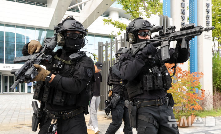 [세종=뉴시스] 강종민 기자 = 20일 세종시 정부세종청사에서 열린 세종시 경비단 UFS/TIGER 연습 연계 국가중요시설 민·관·군·경·소방 통합방위훈련에서 경찰특공대와 육군32사단 대테러부대가 합동으로 인질범을 제압한 뒤 압송하고 있다. 2024.08.20. ppkjm@newsis.com