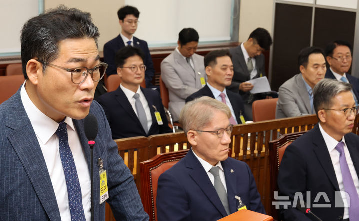 [서울=뉴시스] 조성우 기자 = 백해룡(왼쪽) 강서경찰서 화곡지구대장이 20일 서울 여의도 국회에서 열린 행정안전위원회의 마약수사 외압 의혹 관련 청문회에서 의원 질의에 답변하고 있다. 2024.08.20. xconfind@newsis.com