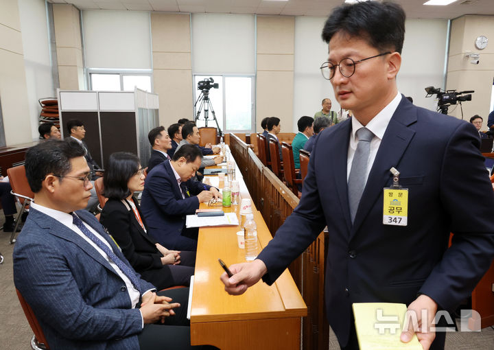 [서울=뉴시스] 조성우 기자 = 김찬수(오른쪽) 대통령비서실 지방시대비서관실 행정관(전 영등포경찰서장)이 20일 서울 여의도 국회에서 열린 행정안전위원회의 마약수사 외압 의혹 관련 청문회에서 의원 질의 답변을 마친 뒤 자리로 돌아가고 있다. 왼쪽은 백해룡 강서경찰서 화곡지구대장. 2024.08.20. xconfind@newsis.com