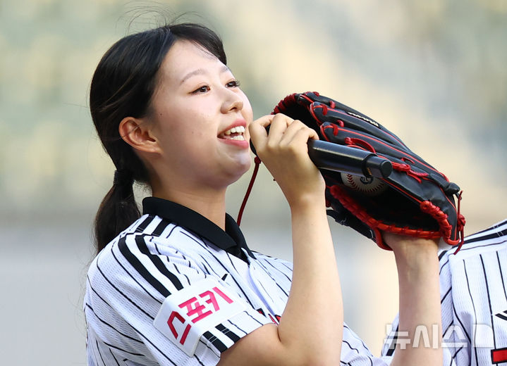 [서울=뉴시스] 황준선 기자 = 20일 오후 서울 송파구 잠실야구장에서 열린 프로야구 2024 KBO리그 SSG 랜더스와 LG 트윈스의 경기, 2024 파리올림픽 양궁 3관왕 임시현이 시구에 앞서 인사말 하고 있다. 2024.08.20. hwang@newsis.com