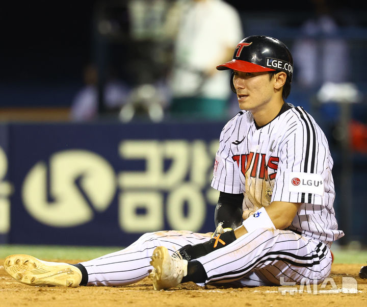 [서울=뉴시스] 황준선 기자 = 20일 오후 서울 송파구 잠실야구장에서 열린 프로야구 2024 KBO리그 SSG 랜더스와 LG 트윈스의 경기, 3회말 무사 1,3루 상황 LG 문보경의 병살타 때 3루 주자 신민재가 홈에서 아웃된 뒤 아쉬워하고 있다. 2024.08.20. hwang@newsis.com