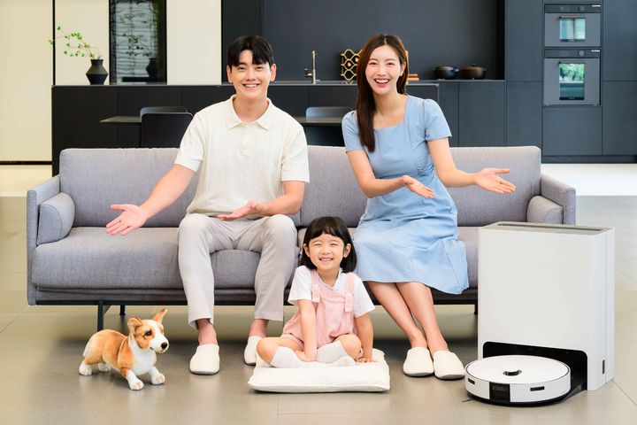 [서울=뉴시스]삼성전자 모델들이 스마트 포워드를 통해 물걸레 자동 세척 로봇청소기 '비스포크 AI 스팀'에 적용된 '스팀집중모드'를 소개하고 있다. (사진 = 업체 제공) 2024.08.21. photo@newsis.com  *재판매 및 DB 금지