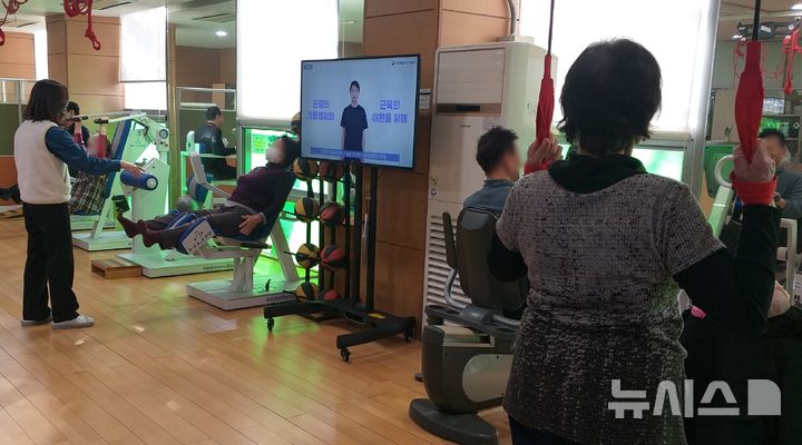 [안산=뉴시스] 안산시 장애인 재활사업 참여자들이 재활운동을 하고 있다.(사진=안산시 제공)2024.08.21.photo@newsis.com