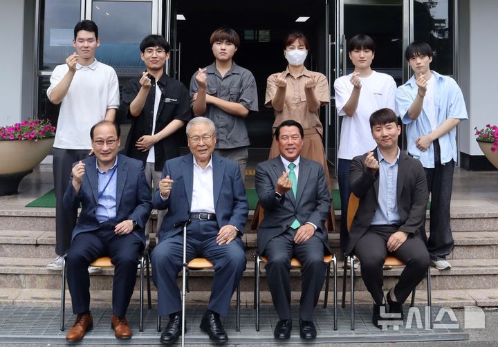 [창원=뉴시스] 경남스틸㈜ 최석우(앞줄 왼쪽서 세 번째) 대표이사가 지난 20일 오전 창신고등학교 본관 건물 현관 앞에서 귀남장학회 장학금 2700만 원 기탁증서를 전달한 후 학교장, 장학생 등과 기념촬영하고 있다.(사진=경남스틸 제공) 2024.08.21. photo@newsis.com