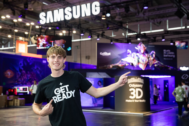 [서울=뉴시스]삼성전자 모델이 독일 쾰른에서 열린 '게임스컴 2024(Gamescom 2024)'에서 삼성전자 부스를 소개하고 있다. (사진=삼성전자 제공) 2024.08.21. photo@newsis.com *재판매 및 DB 금지