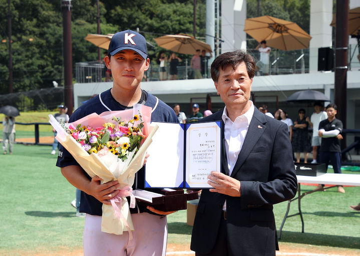 [밀양=뉴시스] 안지율 기자 =안병구 시장이 제58회 대통령기 전국대학야구대회 MVP를 수상한 노경민 선수와 기념 촬영을 하고 있다. (사진=밀양시 제공) 2024.08.21. photo@newsis.com *재판매 및 DB 금지