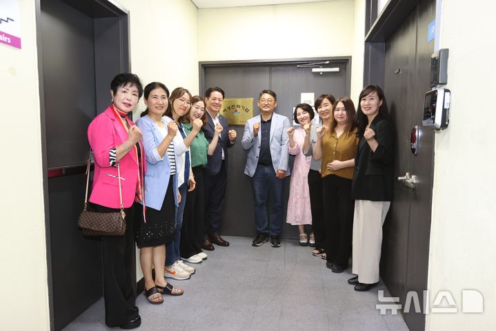 [안양=뉴시스] 안양시는 최근 (주)캐어유에서 '안양형 여성친화기업' 현판식을 열었다. (사진=안양시 제공). *재판매 및 DB 금지