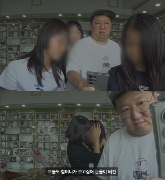 [서울=뉴시스] 개그맨 정형돈이 아내, 두 딸과 함께 어머니가 잠들어 있는 납골당을 찾았다. (사진=유튜브 채널 '한작가' 캡처) 2024.08.21. photo@newsis.com *재판매 및 DB 금지