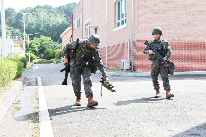 [양산=뉴시스] 안지율 기자 = 웅상정수장에서 을지연습 생화학 테러 대비 종합훈련을 하고 있다. (사진=양산시 제공) 2024.08.21. photo@newsis.com *재판매 및 DB 금지