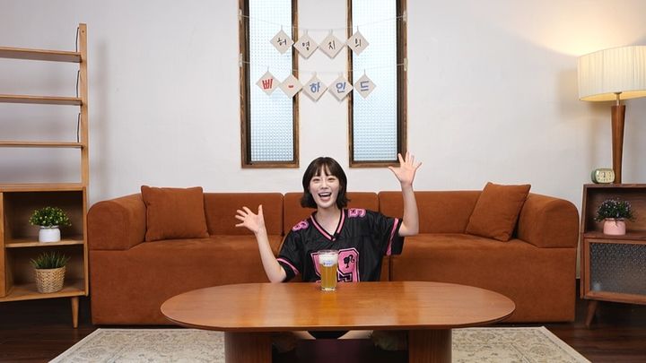 [서울=뉴시스] 허영지가 웹 예능 '허영지의 삐-하인드' 단독 MC로 발탁됐다. (사진=바피이엔엠 제공) 2024.08.21. photo@newsis.com *재판매 및 DB 금지