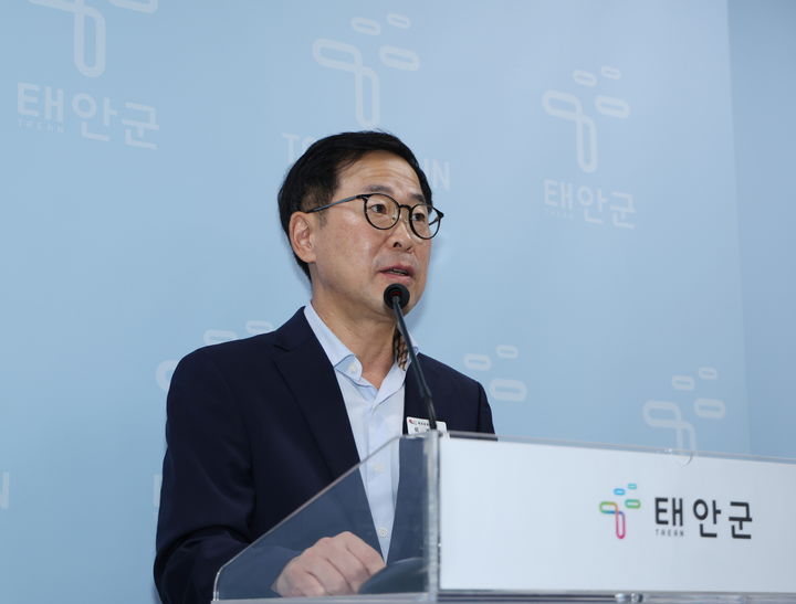 [태안=뉴시스] 21일 태안군청 브리핑룸에서 이계명 먹거리유통과장이 먹거리유통과 정례브리핑을 갖고 있다. (사진=태안군 제공) 2024.08.21. *재판매 및 DB 금지