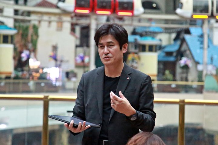 [서울=뉴시스] 21일 오전 서울 송파구 롯데월드에서 이보현 롯데홈쇼핑 콘텐츠부문장이 '벨리곰 미스터리 맨션'에 대해 설명하고 있다.(사진=롯데홈쇼핑 제공) *재판매 및 DB 금지