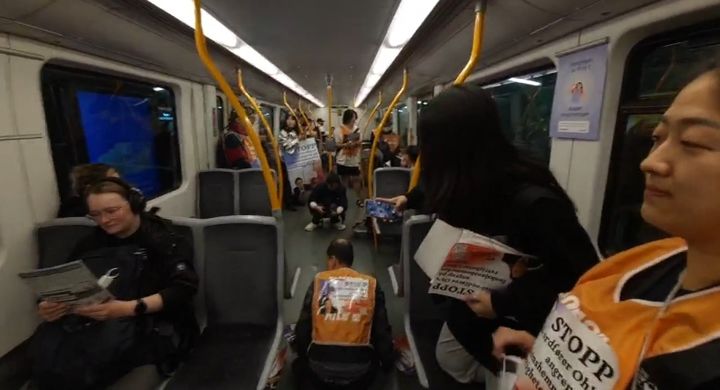 [서울=뉴시스] 전국장애인차별철폐연대(전장연)의 '파리 패럴림픽 특사단'이 노르웨이 오슬로에서 출근길 지하철 포체투지(기어가는 오체투지)를 벌이고 있다. (사진=전장연 페이스북 캡처) photo@newsis.com *재판매 및 DB 금지