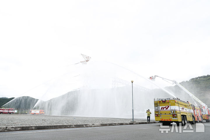 [창녕=뉴시스] 21일 오후 경남 창녕에 있는 한국전력공사 북경남변전소에서 2024년 을지연습 경남 대표 실제훈련인 '국가중요시설 북경남변전소 드론 테러 대응 종합훈련'이 진행되고 있다.(사진=경남도 제공) 2024.08.21. photo@newsis.com
