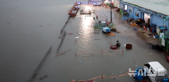 [인천=뉴시스] 전진환 기자 = 바닷물의 높이 차가 가장 크게 벌어지는 백중사리 대조기 기간인 지난 2024년 8월21일 오전 인천 남동구 소래포구의 일부 저지대가 만조때 물에 잠겨 있다. 2024.08.21. amin2@newsis.com