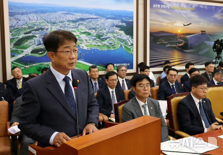 [서울=뉴시스] 조성우 기자 = 박상우 국토교통부 장관이 21일 오전 서울 여의도 국회에서 열린 국토교통위원회 전체회의에서 전세사기피해자 지원 및 주거안정에 관한 특별법 일부개정법률안이 통과된 뒤 발언을 하고 있다. 2024.08.21. xconfind@newsis.com