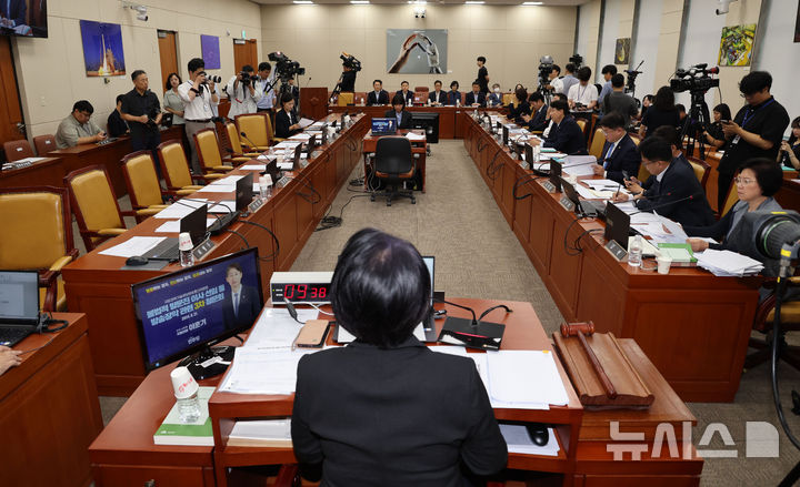 [서울=뉴시스] 권창회 기자 = 21일 오전 서울 여의도 국회에서 열린 과학기술정보방송통신위원회 전체회의 3차 청문회에서 국민의힘 의원들이 청문회 중단을 요구하며 퇴장해 자리가 비어있다. 2024.08.21. kch0523@newsis.com