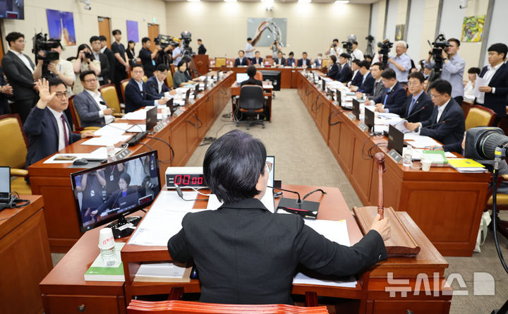 [서울=뉴시스] 권창회 기자 = 21일 오전 서울 여의도 국회에서 열린 과학기술정보방송통신위원회 전체회의 3차 청문회에서 최민희 과방위원장이 의사봉을 두드리고 있다. 2024.08.21. kch0523@newsis.com