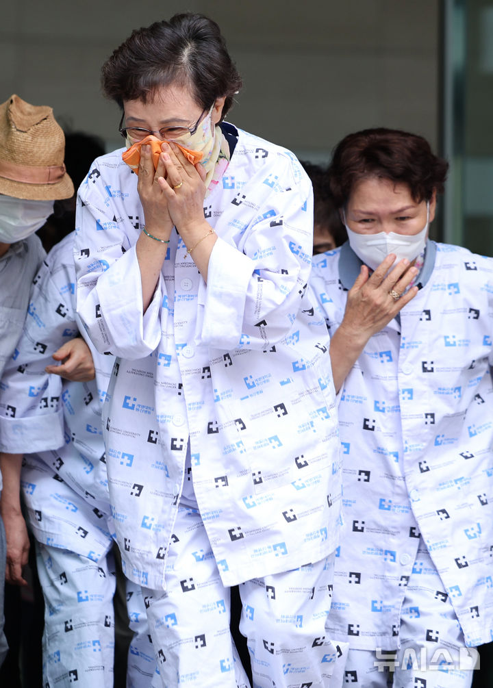 [대구=뉴시스] 이무열 기자 = 21일 대구 달서구 계명대학교 동산병원에서 열린 ‘2024 을지연습 적 폭발물 테러에 따른 화재 대피훈련’에서 참가자들이 테러로 인한 화재 상황에서 대피하는 훈련을 하고 있다. 2024.8.21. lmy@newsis.com