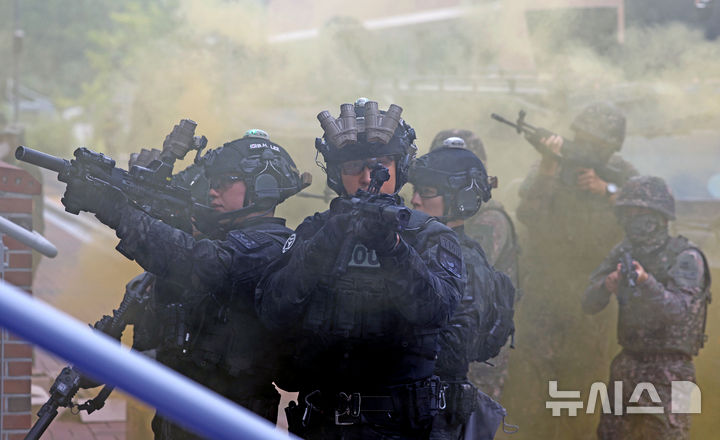 [대구=뉴시스] 이무열 기자 = 지난해 8월 21일 대구 달서구 계명대학교 동산병원에서 열린 ‘2024 을지연습 적 폭발물 테러에 따른 화재 대피훈련’에서 육군 50사단 장병들과 경찰특공대원들이 테러범 진압 훈련을 하고 있다. 2024.08.21. lmy@newsis.com