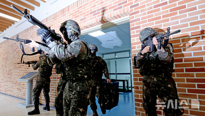 [대구=뉴시스] 이무열 기자 = 21일 대구 달서구 계명대학교 동산병원에서 열린 ‘2024 을지연습 적 폭발물 테러에 따른 화재 대피훈련’에서 육군 50사단 장병들이 테러범 진압 훈련을 하고 있다. 2024.08.21. lmy@newsis.com