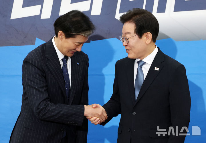 [서울=뉴시스] 조성우 기자 = 이재명(오른쪽) 더불어민주당 대표가 21일 오후 서울 여의도 국회에서 조국 조국혁신당 대표를 예방해 인사를 나누고 있다. 2024.08.21. xconfind@newsis.com