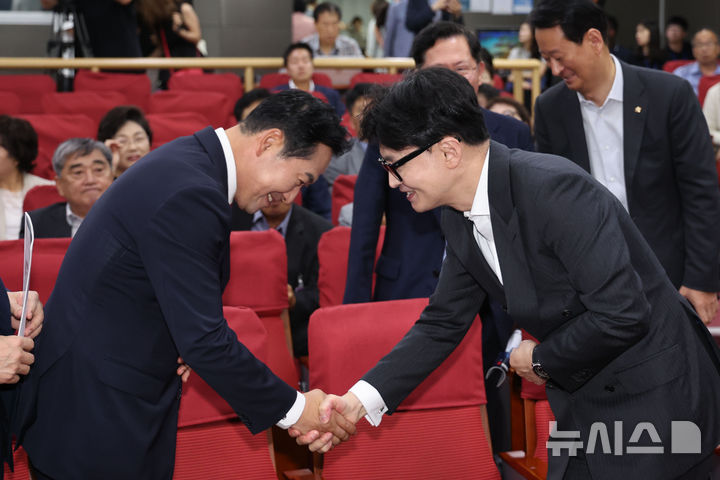 [서울=뉴시스] 권창회 기자 = 한동훈 국민의힘 대표가 지난해 8월21일 오후 서울 여의도 국회 의원회관에서 열린 형법 제98조 개정 입법토론회에서 장동혁 최고위원과 악수하고 있다. 2024.08.21. kch0523@newsis.com