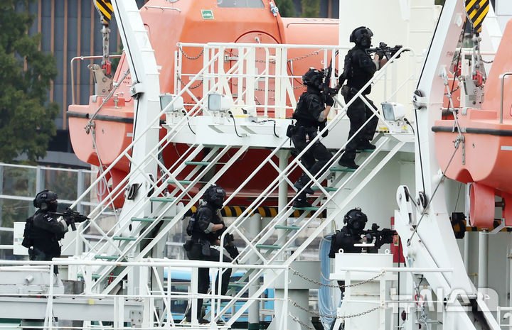 [부산=뉴시스] 하경민 기자 = 을지연습 부산항 통합방호훈련이 진행된 지난해 8월 21일 부산 중구 연안여객터미널에서 남해지방해양경찰청 특공대가 테러범을 진압하기 위해 선박에 진입하는 모습. 2024.08.21. yulnetphoto@newsis.com