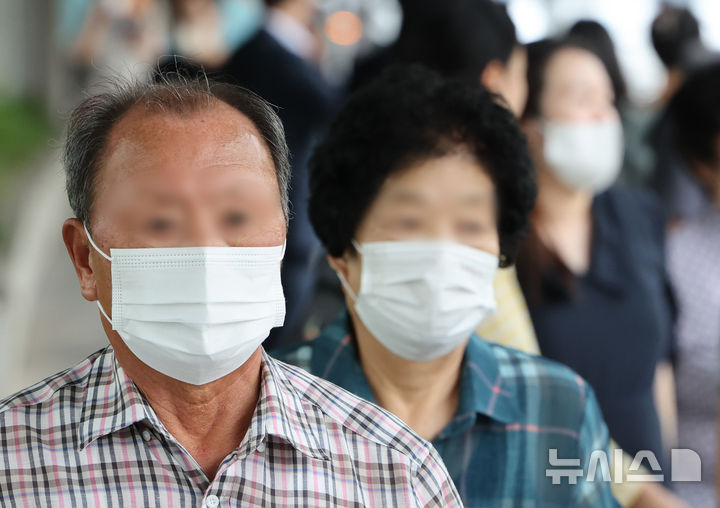 [서울=뉴시스] 황준선 기자 = 코로나19 확진자가 증가세를 보이고 있는 21일 서울 시내 한 대학병원에서 마스크를 쓴 내원객이 이동하고 있다. 2024.08.21. hwang@newsis.com