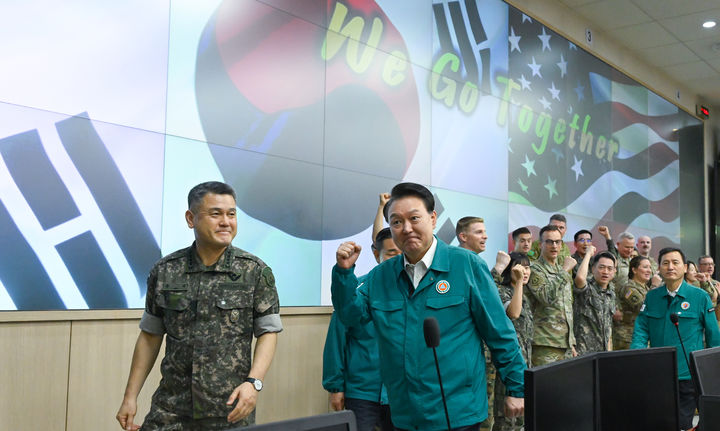 [서울=뉴시스] 조수정 기자 = 윤석열 대통령이 을지 자유의 방패(UFS, Ulchi Freedom Shield) 연습 3일 차인 21일 육군 지상작전사령부 전투작전본부를 찾아 한미 장병들을 격려한 뒤 주먹을 불끈 쥐어보이며 이석하고 있다. (사진=대통령실 제공) 2024.08.21. photo@newsis.com *재판매 및 DB 금지