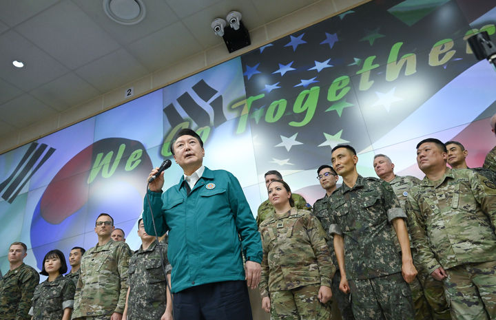 [서울=뉴시스] 조수정 기자 = 윤석열 대통령이 을지 자유의 방패(UFS, Ulchi Freedom Shield) 연습 3일 차인 21일 육군 지상작전사령부 전투작전본부를 찾아 한미 장병들에게 격려사를 하고 있다. (사진=대통령실 제공) 2024.08.21. photo@newsis.com *재판매 및 DB 금지