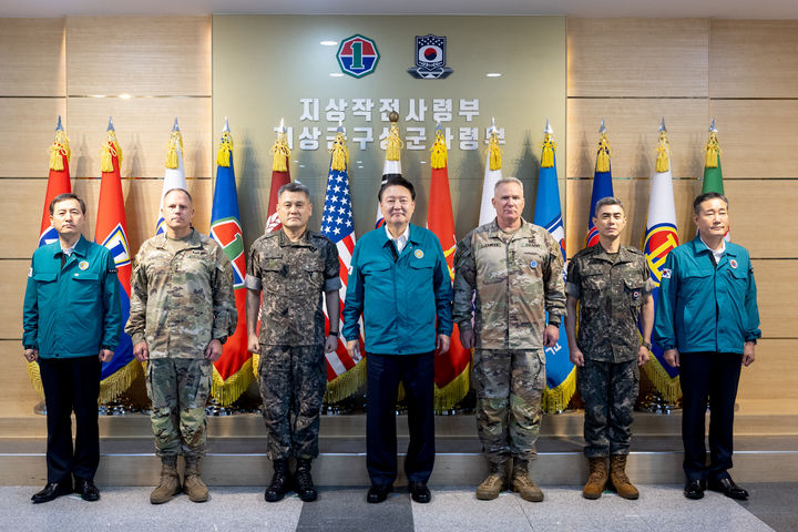 [서울=뉴시스] 조수정 기자 = 윤석열 대통령이 을지 자유의 방패(UFS, Ulchi Freedom Shield) 연습 3일 차인 21일 육군 지상작전사령부를 방문, 주요 직위자들과 기념촬영을 하고 있다. 왼쪽부터 인성환 안보2차장, 크리스토퍼 라네브 미8군사령관, 손식 지상작전사령관, 윤 대통령, 폴 라캐머라 한미연합군사령관, 강신철 한미연합군부사령관, 신원식 국가안보실장. (사진=대통령실 제공) 2024.08.21. photo@newsis.com *재판매 및 DB 금지